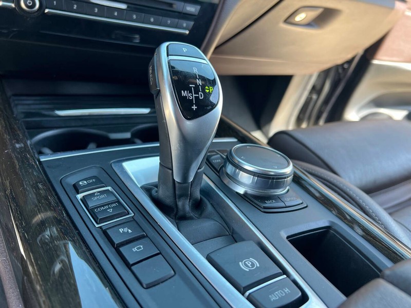 BMW X5 Vehicle Full-screen Gallery Image 18