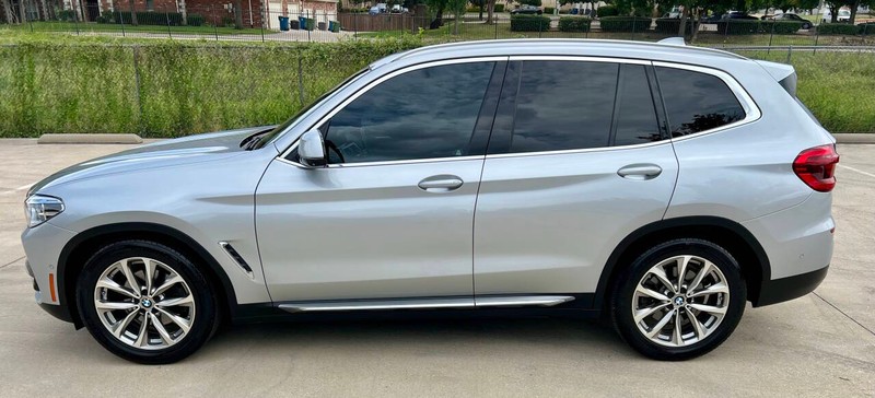 BMW X3 Vehicle Full-screen Gallery Image 02