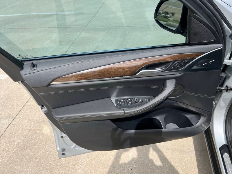 BMW X3 Vehicle Full-screen Gallery Image 09