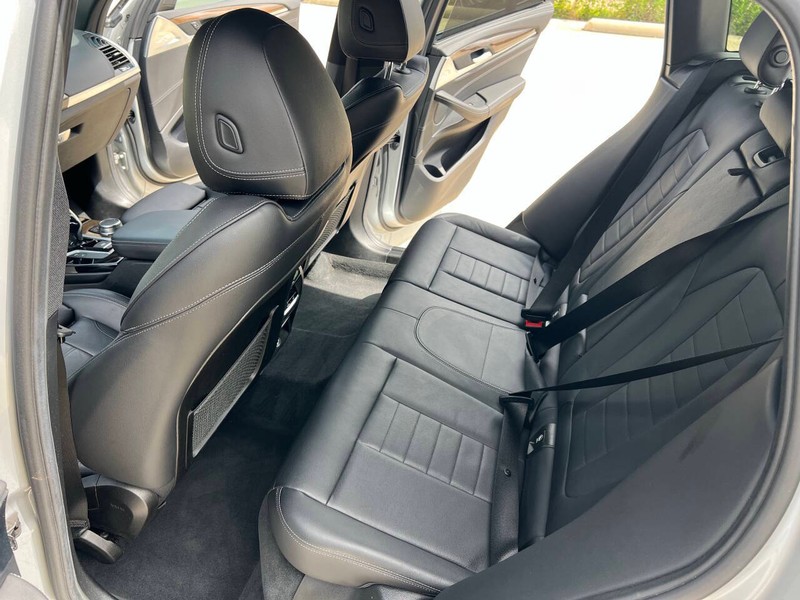 BMW X3 Vehicle Full-screen Gallery Image 10