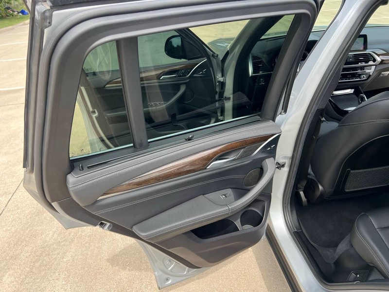 BMW X3 Vehicle Full-screen Gallery Image 11