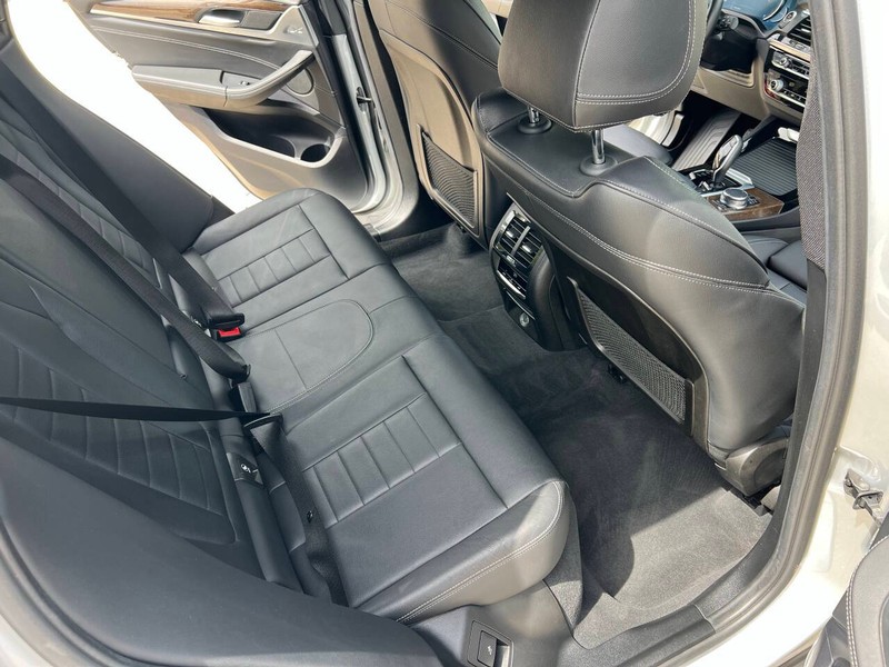 BMW X3 Vehicle Full-screen Gallery Image 13