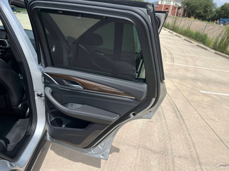 BMW X3 Vehicle Full-screen Gallery Image 14