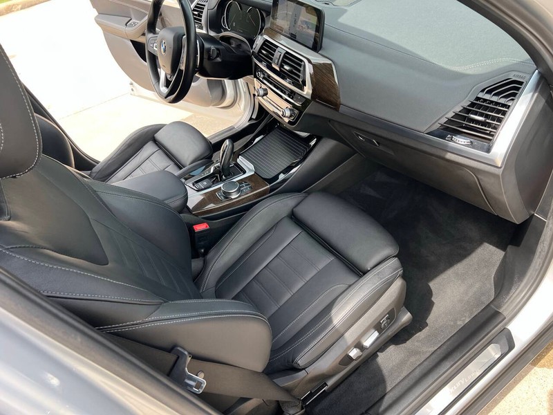 BMW X3 Vehicle Full-screen Gallery Image 15