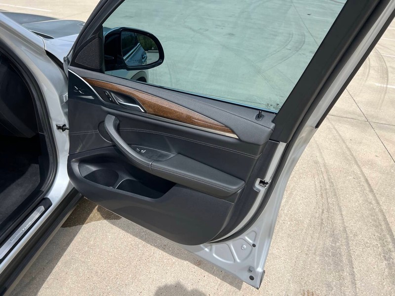 BMW X3 Vehicle Full-screen Gallery Image 16