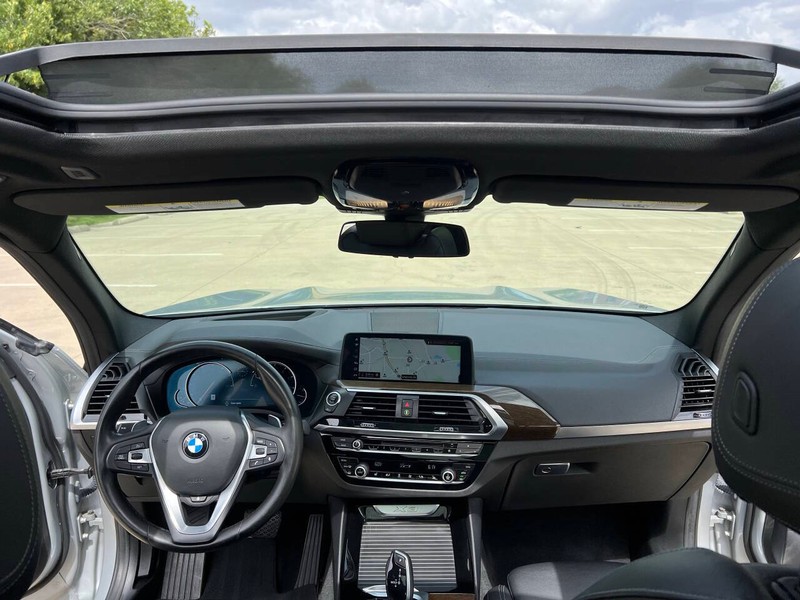 BMW X3 Vehicle Full-screen Gallery Image 17