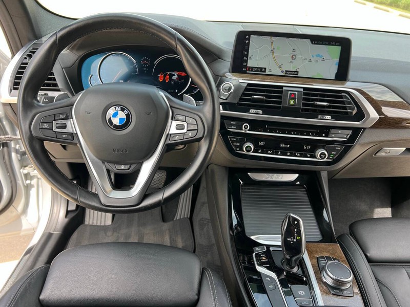 BMW X3 Vehicle Full-screen Gallery Image 18