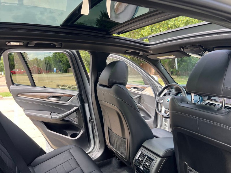 BMW X3 Vehicle Full-screen Gallery Image 19