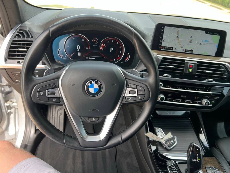 BMW X3 Vehicle Full-screen Gallery Image 21