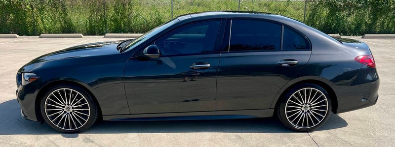 Mercedes-Benz C-Class Vehicle Full-screen Gallery Image 02
