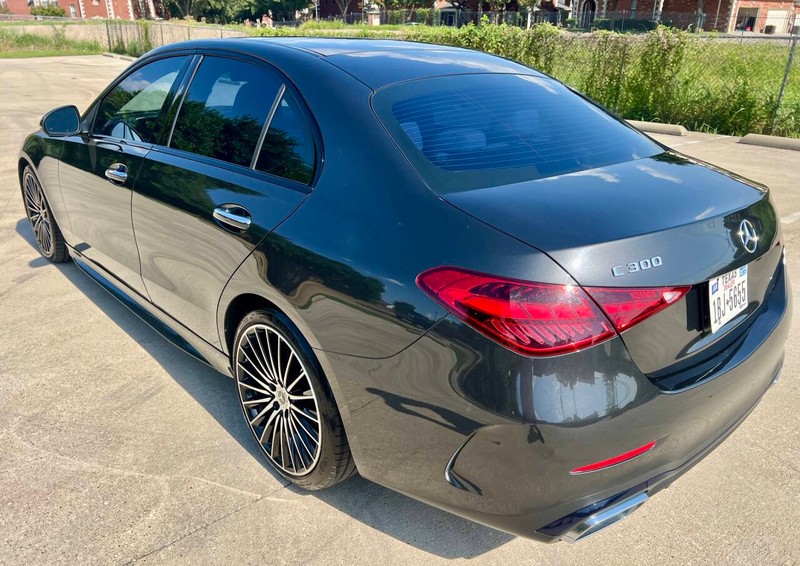 Mercedes-Benz C-Class Vehicle Full-screen Gallery Image 03