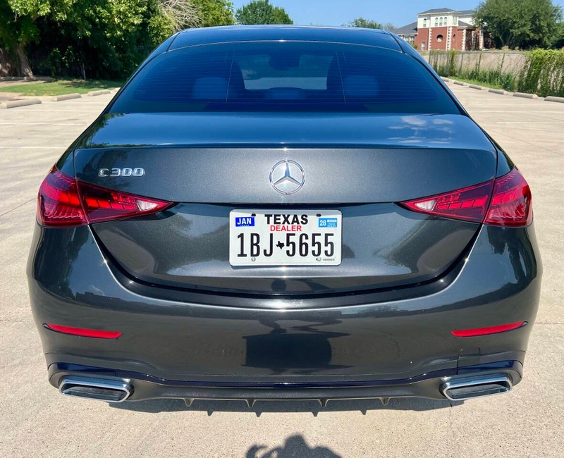 Mercedes-Benz C-Class Vehicle Full-screen Gallery Image 04