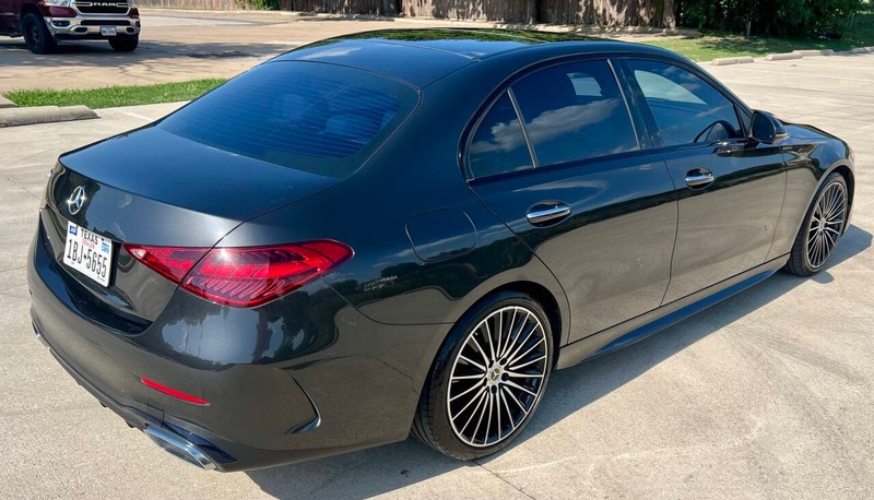 Mercedes-Benz C-Class Vehicle Full-screen Gallery Image 05
