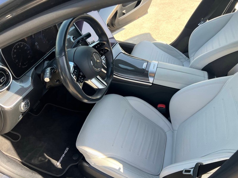 Mercedes-Benz C-Class Vehicle Full-screen Gallery Image 09