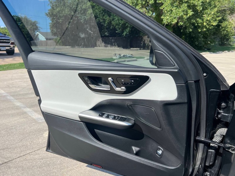 Mercedes-Benz C-Class Vehicle Full-screen Gallery Image 10