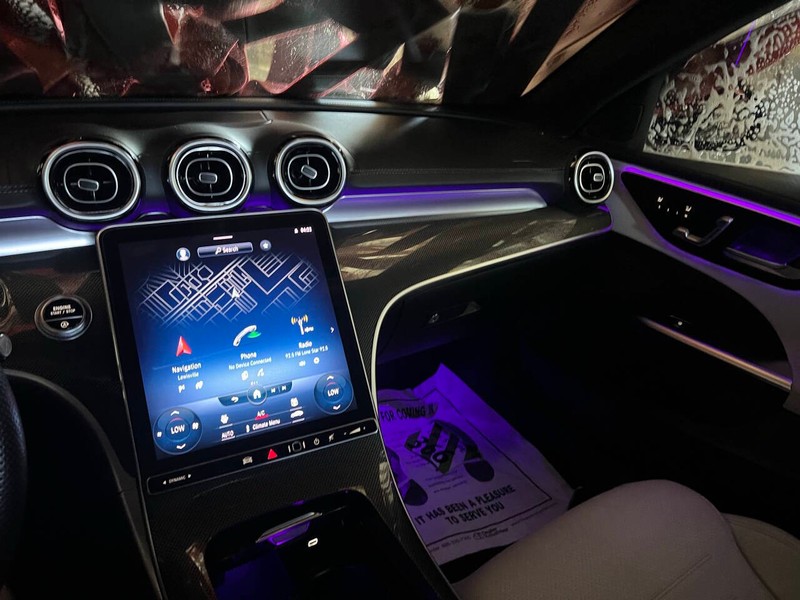 Mercedes-Benz C-Class Vehicle Full-screen Gallery Image 11