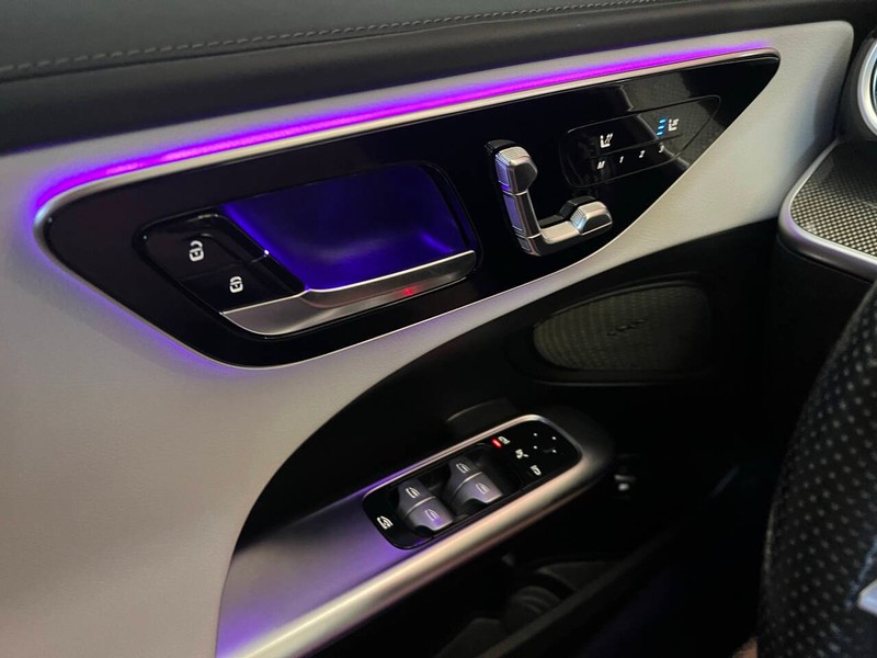 Mercedes-Benz C-Class Vehicle Full-screen Gallery Image 12