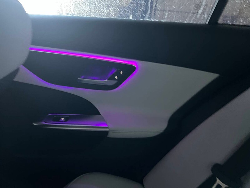 Mercedes-Benz C-Class Vehicle Full-screen Gallery Image 13