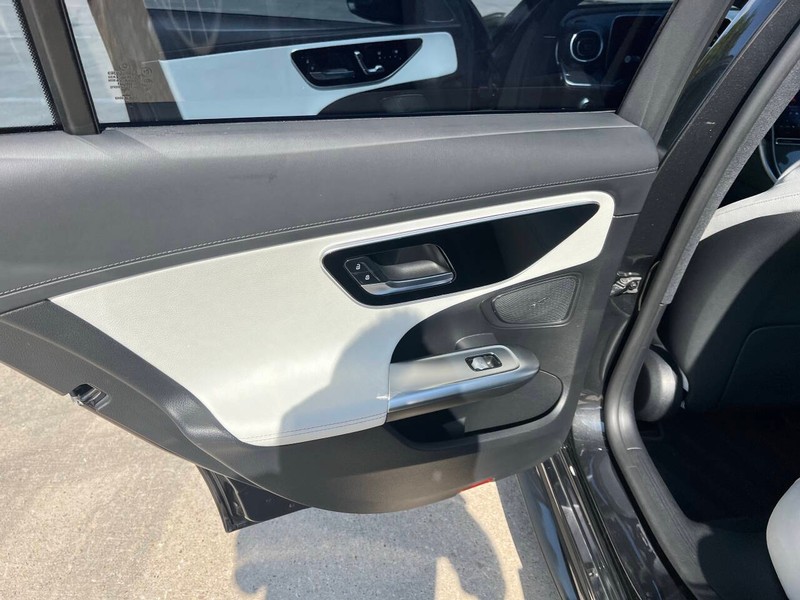 Mercedes-Benz C-Class Vehicle Full-screen Gallery Image 14