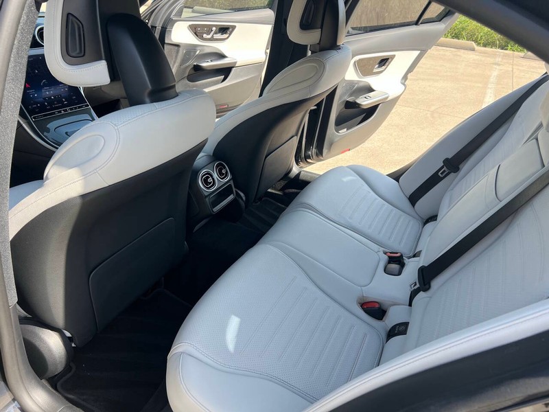 Mercedes-Benz C-Class Vehicle Full-screen Gallery Image 15