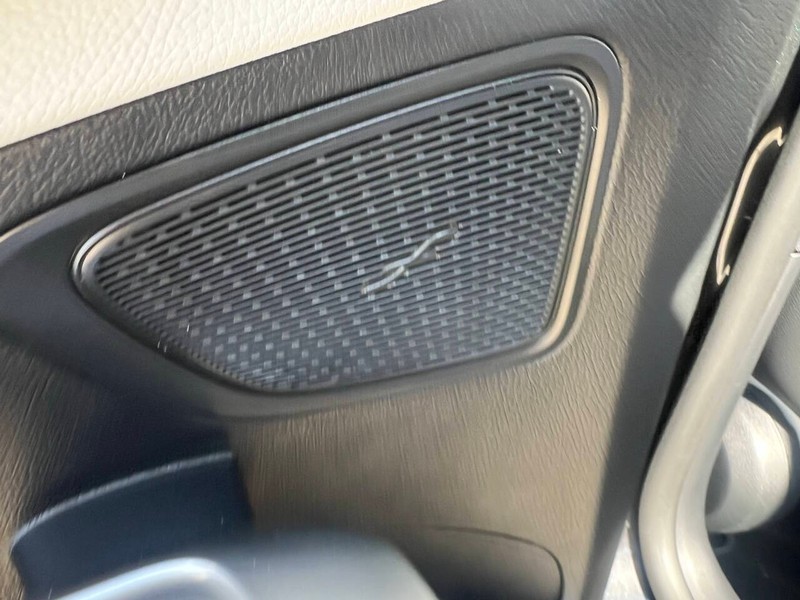 Mercedes-Benz C-Class Vehicle Full-screen Gallery Image 16