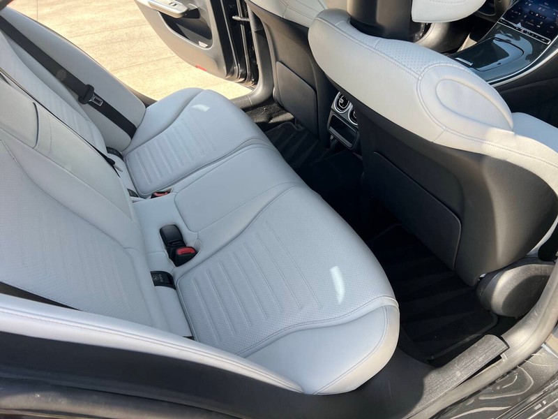 Mercedes-Benz C-Class Vehicle Full-screen Gallery Image 17