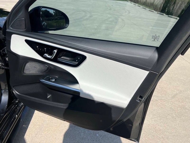 Mercedes-Benz C-Class Vehicle Full-screen Gallery Image 18