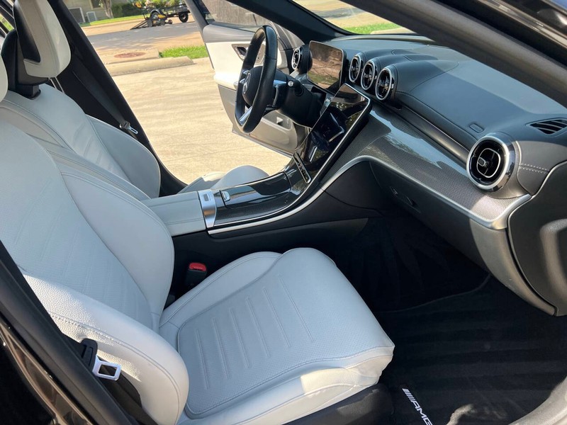 Mercedes-Benz C-Class Vehicle Full-screen Gallery Image 19
