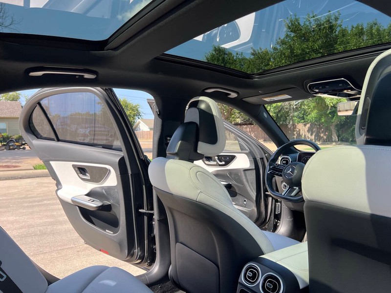 Mercedes-Benz C-Class Vehicle Full-screen Gallery Image 20