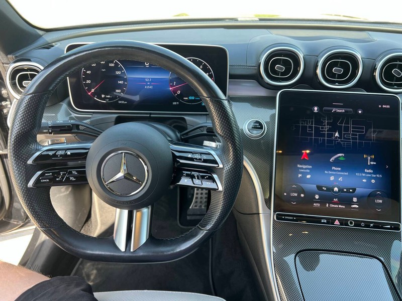Mercedes-Benz C-Class Vehicle Full-screen Gallery Image 21