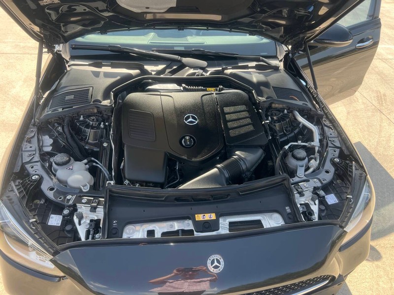 Mercedes-Benz C-Class Vehicle Full-screen Gallery Image 22