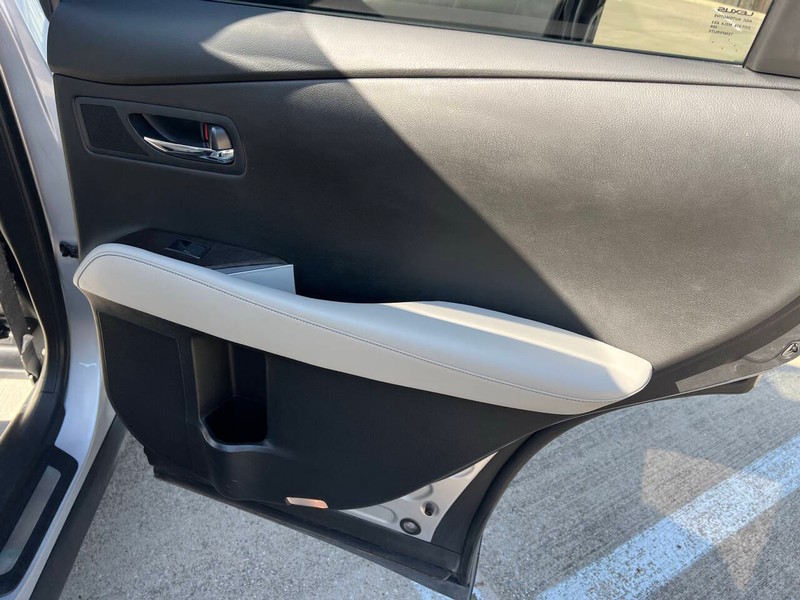 Lexus RX 350 Vehicle Full-screen Gallery Image 09