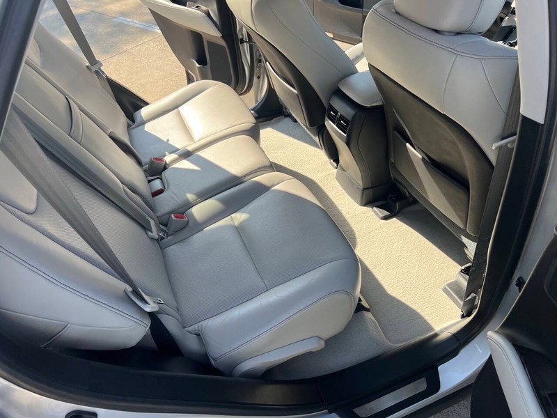 Lexus RX 350 Vehicle Full-screen Gallery Image 10