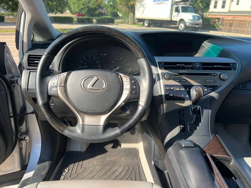 Lexus RX 350 Vehicle Full-screen Gallery Image 16