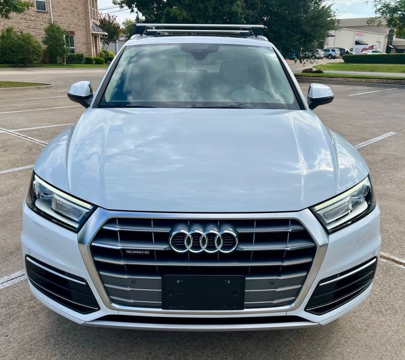 Audi Q5 Vehicle Full-screen Gallery Image 02