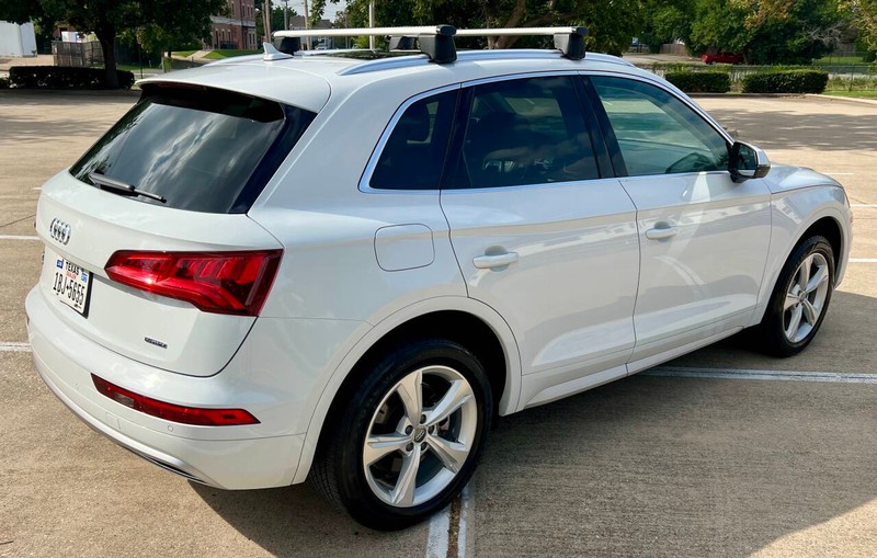 Audi Q5 Vehicle Full-screen Gallery Image 05