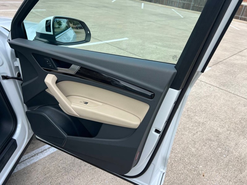 Audi Q5 Vehicle Full-screen Gallery Image 09
