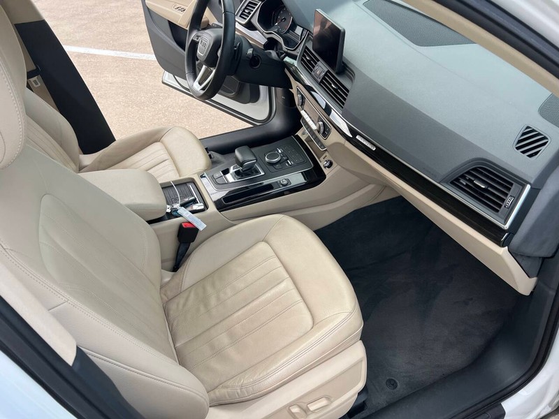 Audi Q5 Vehicle Full-screen Gallery Image 10