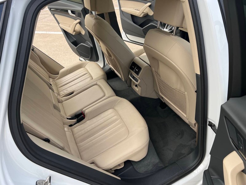 Audi Q5 Vehicle Full-screen Gallery Image 11
