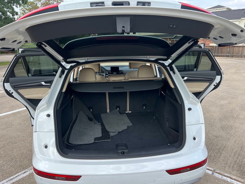 Audi Q5 Vehicle Full-screen Gallery Image 12