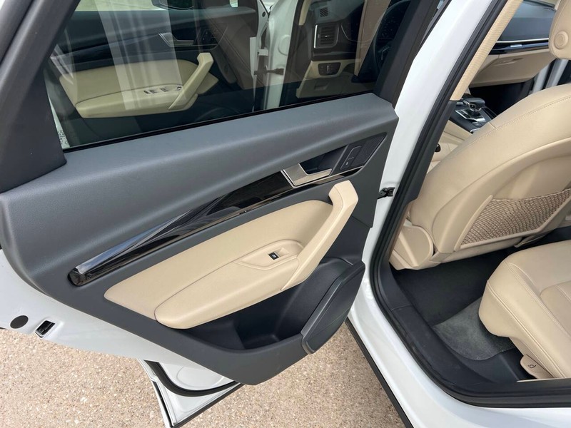 Audi Q5 Vehicle Full-screen Gallery Image 13
