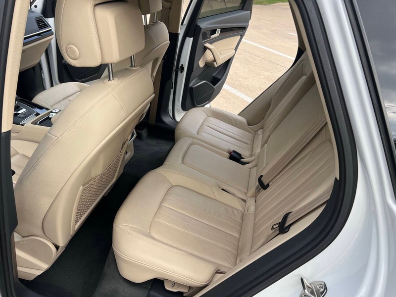 Audi Q5 Vehicle Full-screen Gallery Image 14