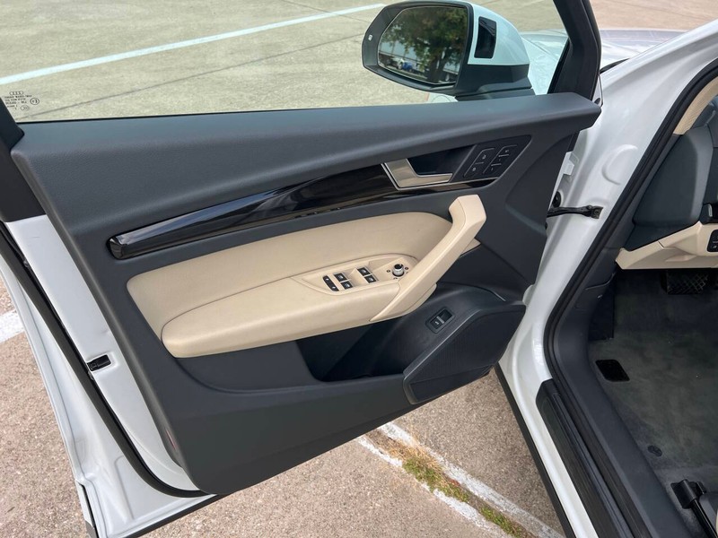 Audi Q5 Vehicle Full-screen Gallery Image 15