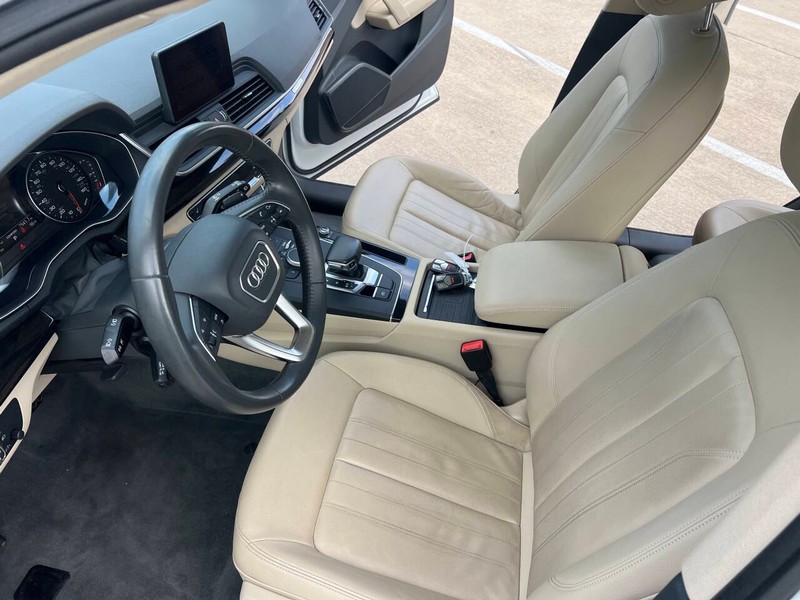 Audi Q5 Vehicle Full-screen Gallery Image 16