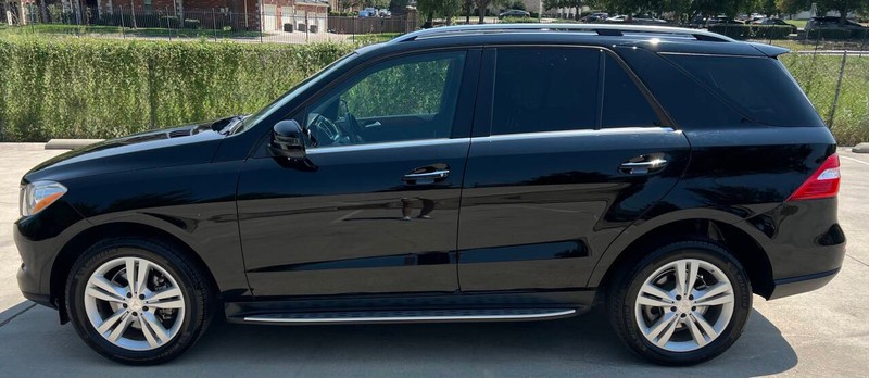 Mercedes-Benz M-Class Vehicle Full-screen Gallery Image 02