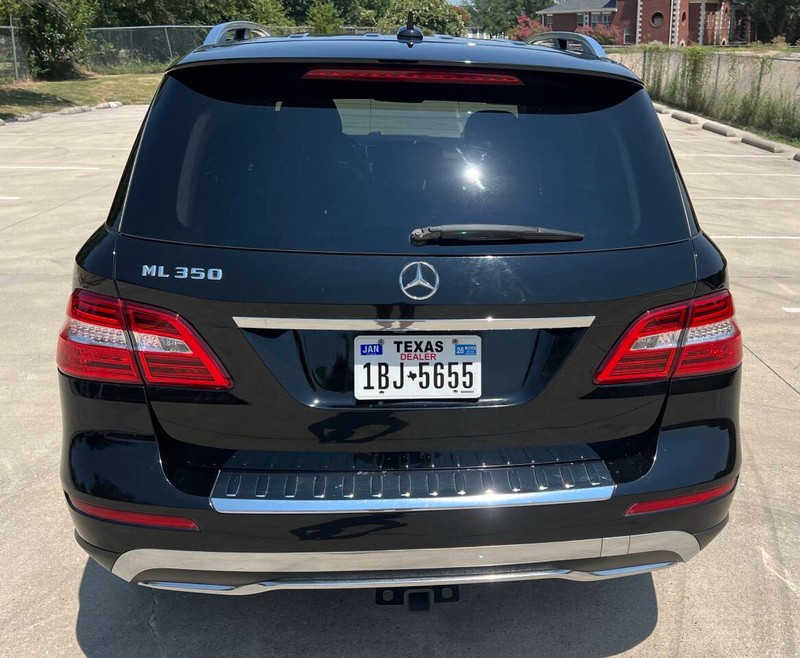 Mercedes-Benz M-Class Vehicle Full-screen Gallery Image 04