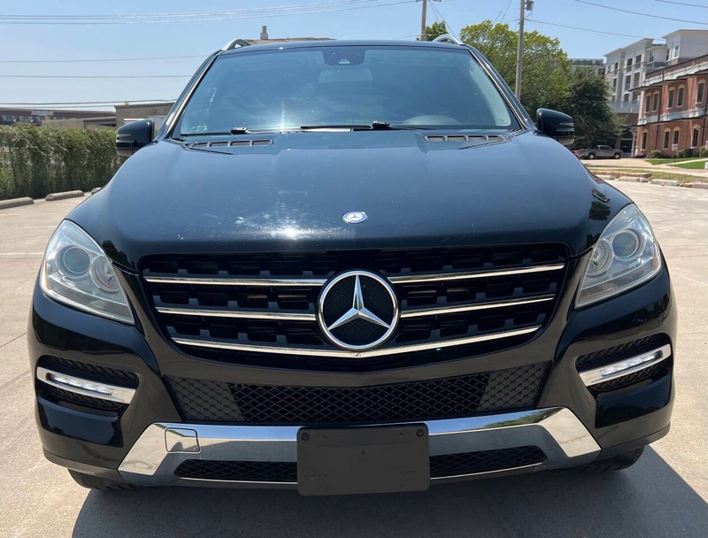 Mercedes-Benz M-Class Vehicle Full-screen Gallery Image 07
