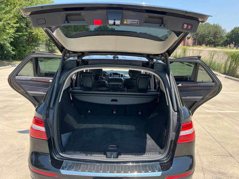 Mercedes-Benz M-Class Vehicle Full-screen Gallery Image 09