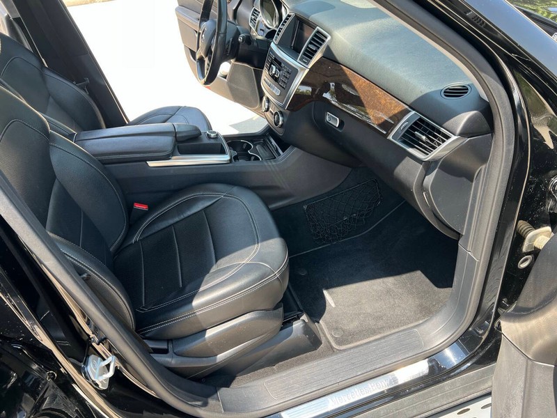 Mercedes-Benz M-Class Vehicle Full-screen Gallery Image 10