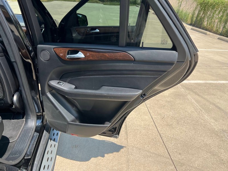 Mercedes-Benz M-Class Vehicle Full-screen Gallery Image 11